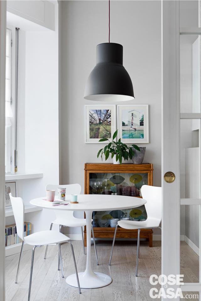 zona pranzo cucina, sospensione industrial Ikea, tavolo e sedie bianche, mobile vetrina in legno Cargo zona pranzo cucina, sospensione industrial Ikea, tavolo e sedie bianche, mobile vetrina in legno Cargo
