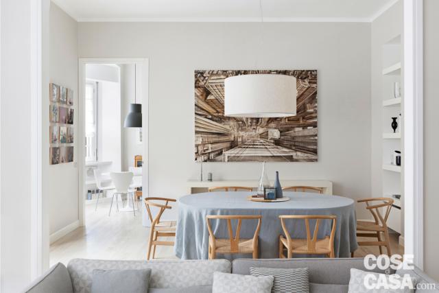 zona pranzo sedie legno e divano grigio casa in stile nordico a milano zona pranzo sedie legno e divano grigio casa in stile nordico a milano