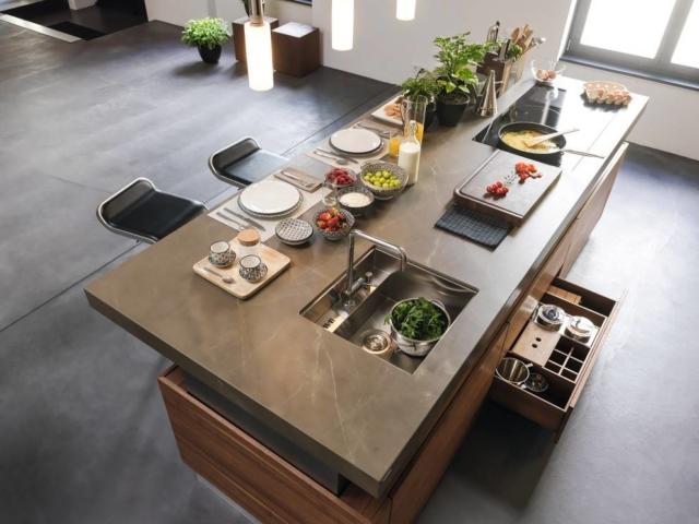 cucina con grande isola centrale piano effetto marmo in pietra ceramica amazonas K7 di Team7 cucina con grande isola centrale piano effetto marmo in pietra ceramica amazonas K7 di Team7