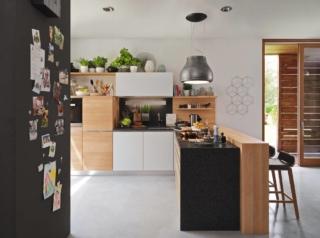 l1 di Team7 è la cucina entry level su misura realizzata in base alle esigenze del cliente senza maggiorazioni di prezzo. Le strutture sono realizzate in legno naturale, gli schienali sono in legno o in vetro colorato con illuminazione a Led regolabile. Prezzo su richiesta. w ww.team7.it