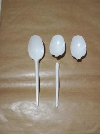 Tagliate con la forbice i cucchiai di plastica all’altezza della base, separandola così dal manico.