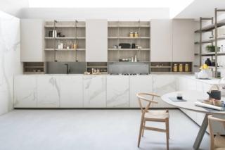 cucina aperta con ante basi con aperture a gola e chiusura a filo sul top Segni di Zampieri cucina aperta con ante basi con aperture a gola e chiusura a filo sul top Segni di Zampieri