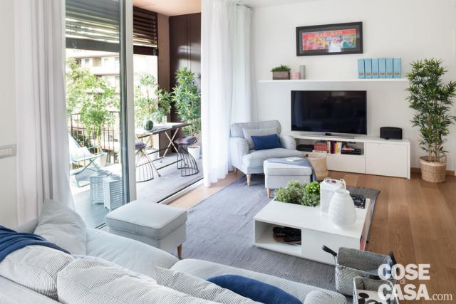 Soggiorno con divano e zona tv, parquet, porta vetrata scorrevole, terrazzo Soggiorno con divano e zona tv, parquet, porta vetrata scorrevole, terrazzo
