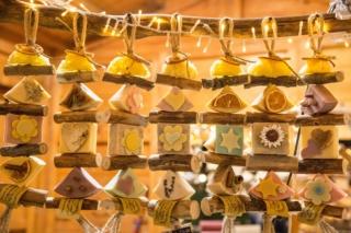 dolci appesi nelle bancarelle mercatini natale aosta epifania dolci appesi nelle bancarelle mercatini natale aosta epifania