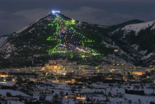 gubbio albero di Natale illuminato sulla collina gubbio albero di Natale illuminato sulla collina