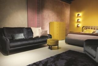 divano nero FlagshipStore Twils  a Firenze