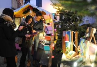 gente che fa acquisti al mercatino di Natale di Siror gente che fa acquisti al mercatino di Natale di Siror