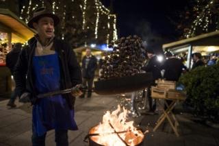 mercatino di Natale di Lana Polvere di Stelle umo che cuoce caldarroste terzo avvento mercatino di Natale di Lana Polvere di Stelle umo che cuoce caldarroste terzo avvento