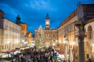 Ravenna piazza del Popolo con mercatino di Natale illuminata Ravenna piazza del Popolo con mercatino di Natale illuminata