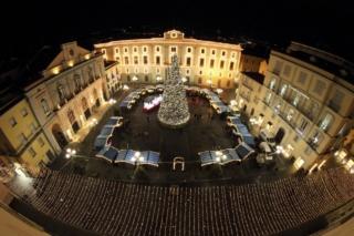 piazza Mario Pagano a Potenza con mercatino di Natale di notte e dall'alto piazza Mario Pagano a Potenza con mercatino di Natale di notte e dall'alto