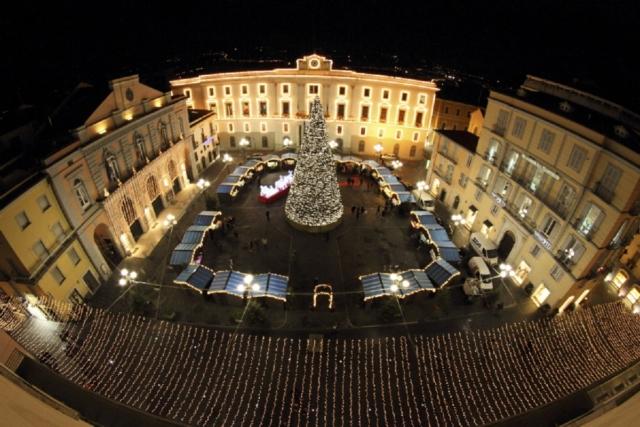piazza Mario Pagano a Potenza con mercatino di Natale di notte e dall'alto piazza Mario Pagano a Potenza con mercatino di Natale di notte e dall'alto