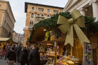 trieste casette di legno per il mercatino di San Nicola trieste casette di legno per il mercatino di San Nicola