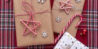 Idee per fare i pacchetti regalo: le stelle cannuccia chiudi pacco
