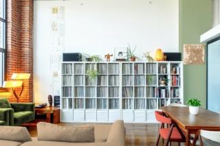 MaxMeyer, marchio del gruppo Cromology specializzato nella produzione di pitture, smalti e decorativi per interni, anche quest’anno ha rinnovato la collaborazione con Pantone, autorità indiscussa nel campo del colore. Ne è nata la palette UnderTheSea della MaxMeyer Collection Inspired by Pantone, tinte ispirate al mondo marino da abbinare e accostare a una selezione di accessori per la casa come tende, tovaglie, cuscini, vasi, cornici. www.maxmeyer.it MaxMeyer, marchio del gruppo Cromology specializzato nella produzione di pitture, smalti e decorativi per interni, anche quest’anno ha rinnovato la collaborazione con Pantone, autorità indiscussa nel campo del colore. Ne è nata la palette UnderTheSea della MaxMeyer Collection Inspired by Pantone, tinte ispirate al mondo marino da abbinare e accostare a una selezione di accessori per la casa come tende, tovaglie, cuscini, vasi, cornici. www.maxmeyer.it