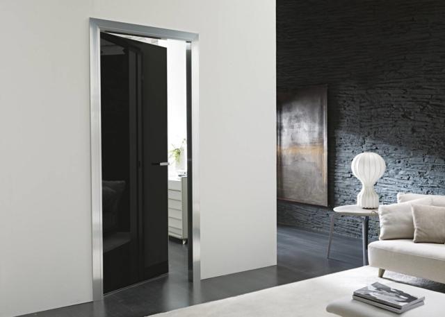 Simple Gemini: un’anta a doppio vetro con struttura minimale.La porta modello Gemini, con apertura a battente, è composta da una struttura in alluminio, solida e robusta, racchiusa da un doppio vetro. Le lastre di vetro, di spessore 5 mm + 5 mm, sono complanari alla struttura per un effetto minimale.
Il corpo serratura, di serie magnetica per una chiusura silenziosa, ha dimensioni compatte e risulta nascosto alla vista, inglobato nella struttura tra i due vetri: un plus per il design della porta.
L’alluminio a vista, in battuta e nel contorno dell’anta, crea un gradevole contrasto con il vetro, che può essere a scelta laccato, in 17 colori differenti, o satinato, a specchio, stop-sol, fumè, o ancora decorato con disegni sabbiati da catalogo o personalizzati.
Per creare un ambiente personalizzato e flessibile è possibile scegliere i due vetri di colore o finitura differente: da un lato uno specchio e sul lato opposto reflex, oppure laccato di due colori, in abbinamento con l’arredamento, o in mille altre combinazioni a scelta.Il telaio Simple è in alluminio, telescopico per adattarsi ad ogni spessore di parete, con cerniere pivotanti a filo che consentono l’apertura a 180°.
Le finiture disponibili sono argento, verniciato bianco e brown, abbinate alla struttura dell’anta.
Per un effetto ancor più minimale è disponibile il telaio Simple Light, di dimensioni ridotte, per chiusure di passaggi in luce, senza coprifili né falsi telai.
Simple Light non necessita di alcuna opera muraria per l’installazione, ma solo il semplice fissaggio.Scheda:Collezione Bikoncept
Modello: Simple gemini
Materiale: Alluminio + vetro temperato
Dimensioni: larghezze da 60 a 100 cm, altezze da 160 a 270 cm Simple Gemini: un’anta a doppio vetro con struttura minimale.La porta modello Gemini, con apertura a battente, è composta da una struttura in alluminio, solida e robusta, racchiusa da un doppio vetro. Le lastre di vetro, di spessore 5 mm + 5 mm, sono complanari alla struttura per un effetto minimale.
Il corpo serratura, di serie magnetica per una chiusura silenziosa, ha dimensioni compatte e risulta nascosto alla vista, inglobato nella struttura tra i due vetri: un plus per il design della porta.
L’alluminio a vista, in battuta e nel contorno dell’anta, crea un gradevole contrasto con il vetro, che può essere a scelta laccato, in 17 colori differenti, o satinato, a specchio, stop-sol, fumè, o ancora decorato con disegni sabbiati da catalogo o personalizzati.
Per creare un ambiente personalizzato e flessibile è possibile scegliere i due vetri di colore o finitura differente: da un lato uno specchio e sul lato opposto reflex, oppure laccato di due colori, in abbinamento con l’arredamento, o in mille altre combinazioni a scelta.Il telaio Simple è in alluminio, telescopico per adattarsi ad ogni spessore di parete, con cerniere pivotanti a filo che consentono l’apertura a 180°.
Le finiture disponibili sono argento, verniciato bianco e brown, abbinate alla struttura dell’anta.
Per un effetto ancor più minimale è disponibile il telaio Simple Light, di dimensioni ridotte, per chiusure di passaggi in luce, senza coprifili né falsi telai.
Simple Light non necessita di alcuna opera muraria per l’installazione, ma solo il semplice fissaggio.Scheda:Collezione Bikoncept
Modello: Simple gemini
Materiale: Alluminio + vetro temperato
Dimensioni: larghezze da 60 a 100 cm, altezze da 160 a 270 cm