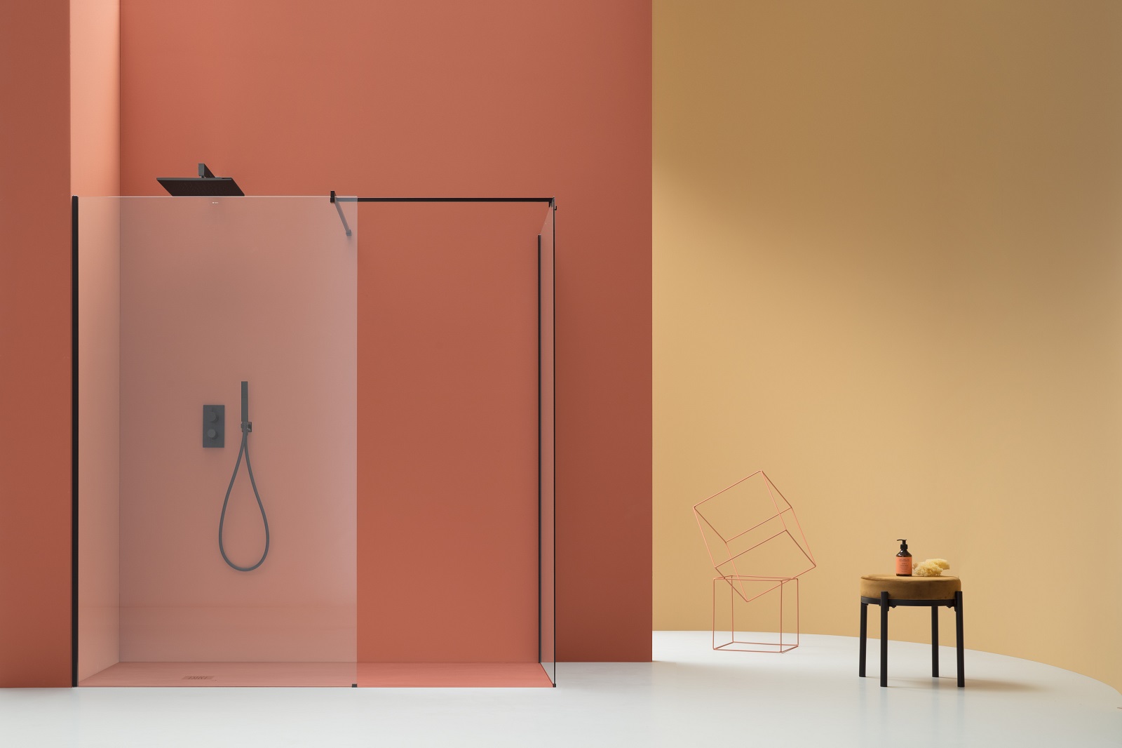 Ha finitura con profilo Alublack la doccia walk-in Separet 6 C5 di Arblu con vetro da 6 mm. Misure della configurazione in foto L 200 x H 200 cm. Prezzo, Iva esclusa, del lato fisso frontale e di quello laterale, 802 euro. www.arblu.it Ha finitura con profilo Alublack la doccia walk-in Separet 6 C5 di Arblu con vetro da 6 mm. Misure della configurazione in foto L 200 x H 200 cm. Prezzo, Iva esclusa, del lato fisso frontale e di quello laterale, 802 euro. www.arblu.it