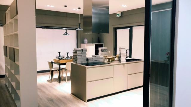 Cucina FEBAL CASA modello VOLUMIA nello store di Oristano Cucina FEBAL CASA modello VOLUMIA nello store di Oristano