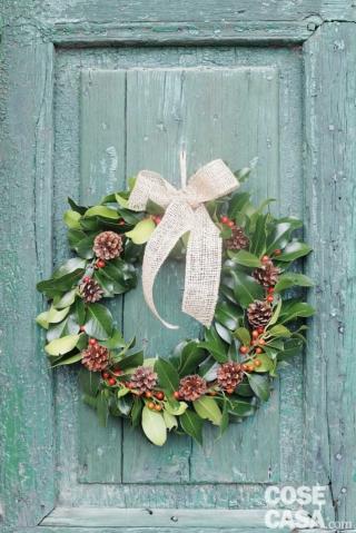 5. Formate un fiocco con la iuta e appendente la ghirlanda facile al gancio sulla porta. 5. Formate un fiocco con la iuta e appendente la ghirlanda facile al gancio sulla porta.