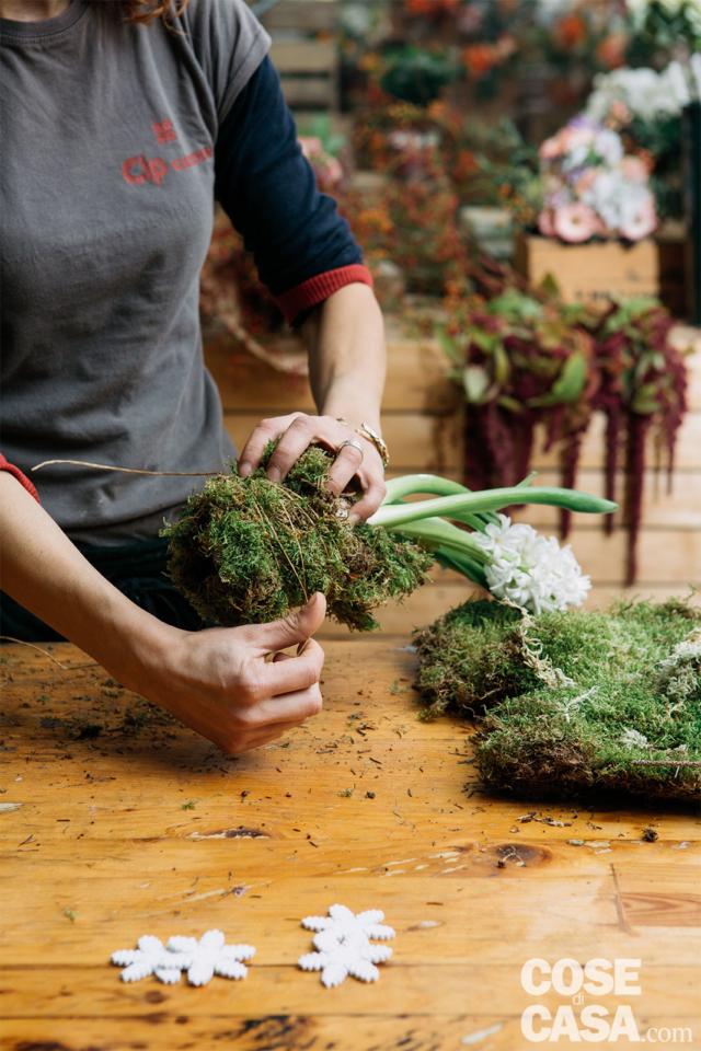 5. Fare un secondo passaggio, avvolgendo nuovamente lo spago intorno al muschio, creando un risultato estetico decorativo, poiché lo spago resterà a vista, e cercando un effetto più morbido. Assicurarsi di chiudere bene e in modo invisibile lo spago intorno alla parte superiore del vasetto, quindi reciderlo. 5. Fare un secondo passaggio, avvolgendo nuovamente lo spago intorno al muschio, creando un risultato estetico decorativo, poiché lo spago resterà a vista, e cercando un effetto più morbido. Assicurarsi di chiudere bene e in modo invisibile lo spago intorno alla parte superiore del vasetto, quindi reciderlo.