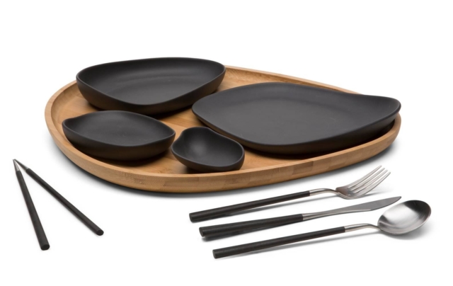 posate piatti NatuzziItalia_CIBLACK_PEBBLES per arredare la casa con il nero posate piatti NatuzziItalia_CIBLACK_PEBBLES per arredare la casa con il nero