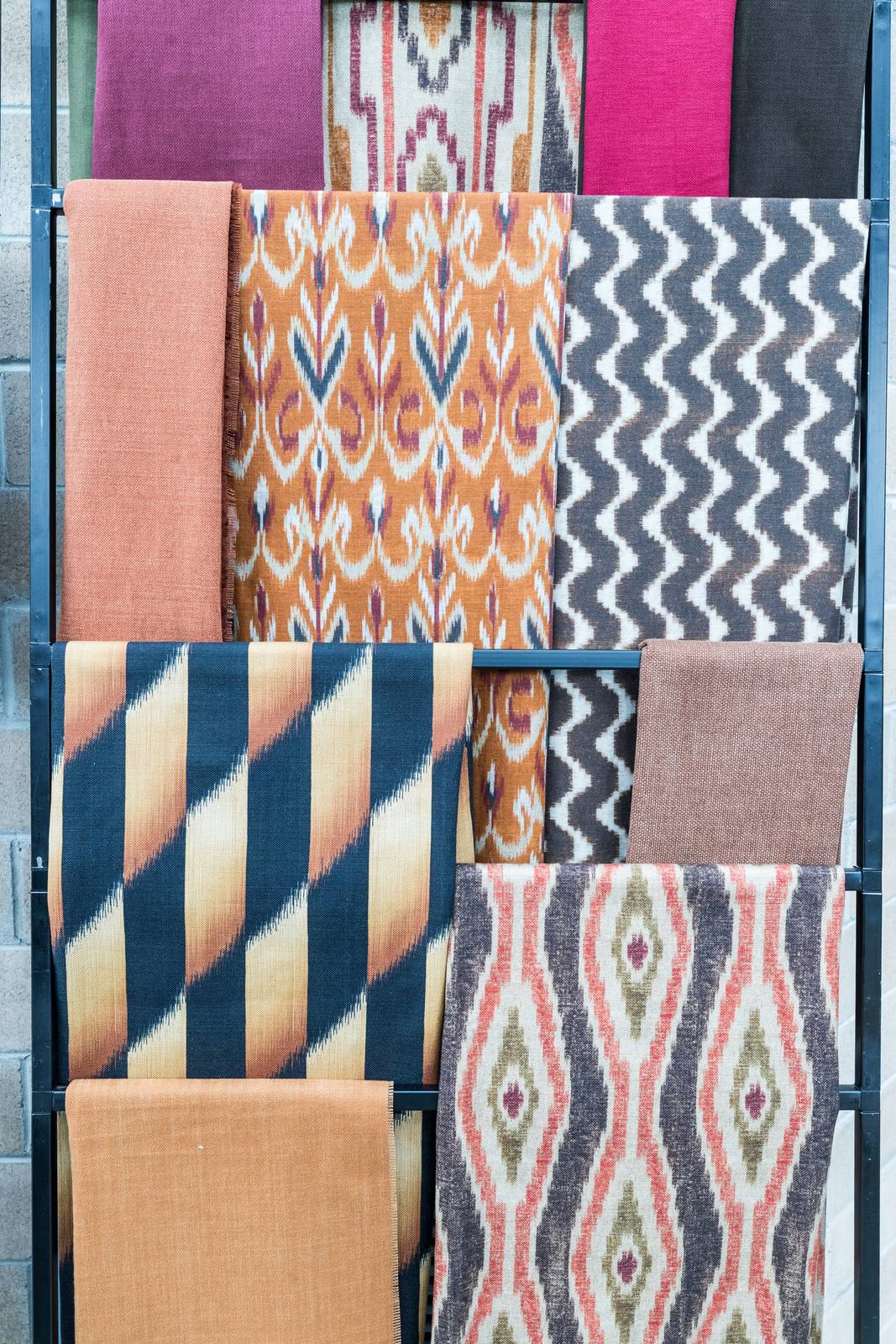 Di Parà, tessuti per interni e esterni etnici e "corposi", ispirati a disegni tribali e stampe, ikat, in colori terrosi e materici. www.para.it Di Parà, tessuti per interni e esterni etnici e "corposi", ispirati a disegni tribali e stampe, ikat, in colori terrosi e materici. www.para.it