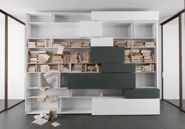 La libreria grande è il sogno non solo dei lettori appassionati, ma anche di chi desidera “vestire” una parete con libri e oggetti esposti in perfetto ordine. La struttura portante può essere realizzata in legno massiccio o in metallo, mentre i ripiani sono disponibili in legno o in vetro. In numerosi modelli sono presenti anche vani chiusi da ante o contenitori, coordinati nella finitura o in contrasto con la struttura, che permettono di celare ciò che non si vuole lasciare in bella vista. Sul mercato si trovano soluzioni sobrie e squadrate, con un design essenziale, che permette di collocarle in qualsiasi ambiente, e altri più sinuose e decorative o con un piacevole aspetto retrò. La libreria grande è il sogno non solo dei lettori appassionati, ma anche di chi desidera “vestire” una parete con libri e oggetti esposti in perfetto ordine. La struttura portante può essere realizzata in legno massiccio o in metallo, mentre i ripiani sono disponibili in legno o in vetro. In numerosi modelli sono presenti anche vani chiusi da ante o contenitori, coordinati nella finitura o in contrasto con la struttura, che permettono di celare ciò che non si vuole lasciare in bella vista. Sul mercato si trovano soluzioni sobrie e squadrate, con un design essenziale, che permette di collocarle in qualsiasi ambiente, e altri più sinuose e decorative o con un piacevole aspetto retrò.