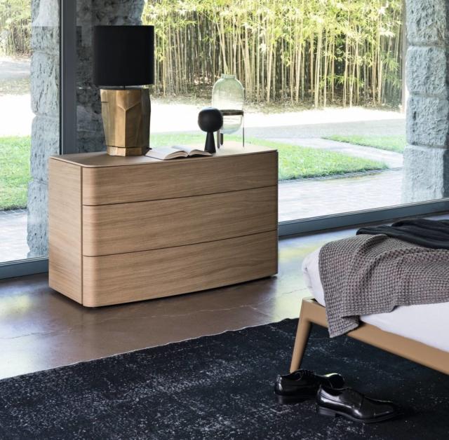 Tip di Lema sono i due cassettoni accostati con la struttura in rovere termotrattato e i frontali dei tre cassetti nella raffinata finitura Argilla, morbida e setosa al tatto, che dà vita ad un piacevole contrasto. Misurano L 130 x P 54,7 x H 70,6 cm. Prezzo 2.225 euro cad. www.lemamobili.com Tip di Lema sono i due cassettoni accostati con la struttura in rovere termotrattato e i frontali dei tre cassetti nella raffinata finitura Argilla, morbida e setosa al tatto, che dà vita ad un piacevole contrasto. Misurano L 130 x P 54,7 x H 70,6 cm. Prezzo 2.225 euro cad. www.lemamobili.com