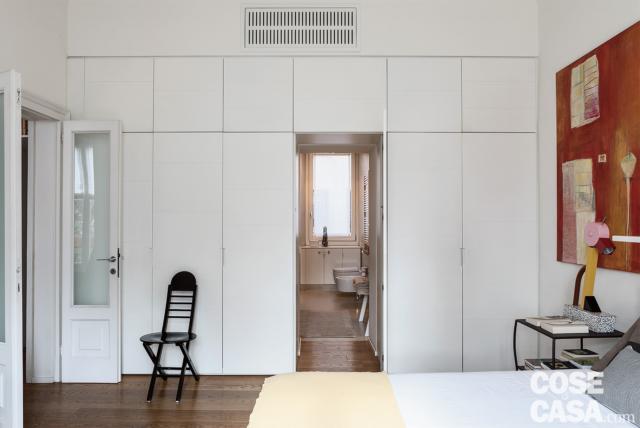 camera matrimoniale, armadio incassato in laccato bianco, passaggio verso il bagno a uso esclusivo, porta vetrata originale camera matrimoniale, armadio incassato in laccato bianco, passaggio verso il bagno a uso esclusivo, porta vetrata originale