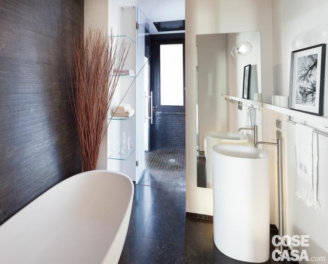 bagno, box doccia in muratura, lavabi e vasca freestanding, pavimento in legno, parete scura, specchio bagno, box doccia in muratura, lavabi e vasca freestanding, pavimento in legno, parete scura, specchio