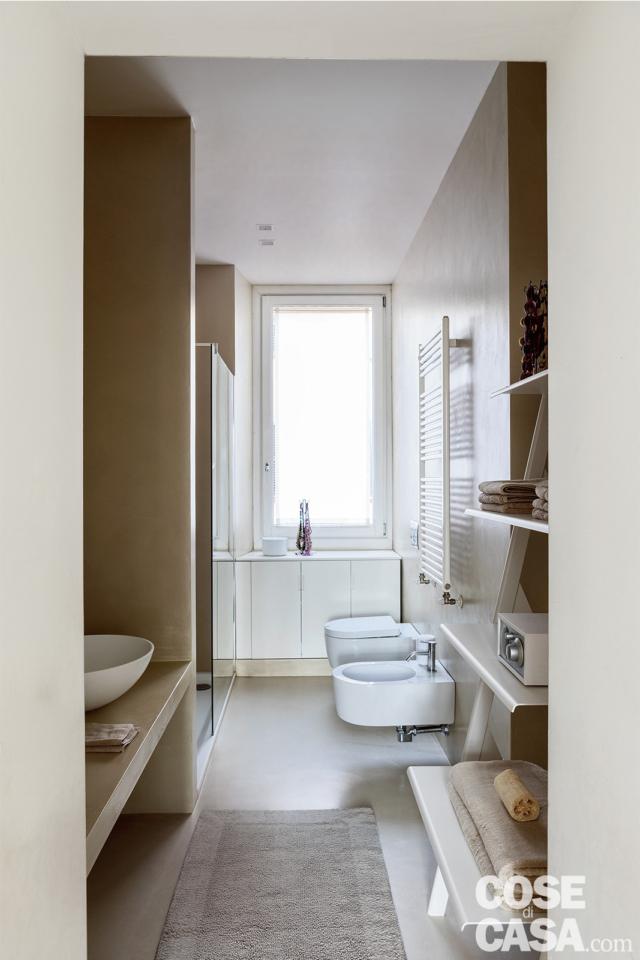 bagno lungo e stretto, ripiano, piano con lavabo d'appoggio, sanitari sospesi, finestra bagno lungo e stretto, ripiano, piano con lavabo d'appoggio, sanitari sospesi, finestra