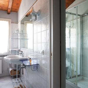 Una Casa D Ispirazione Provenzale Con Scala Salvaspazio Che