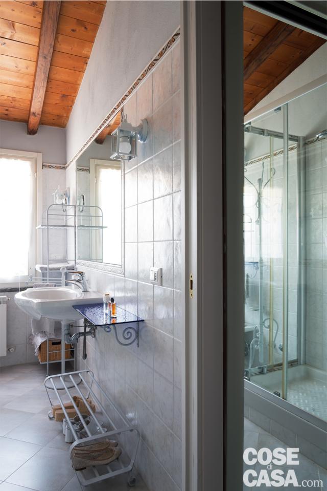 bagno, rivestimento in piastrelle, lavabo sospeso, travi a vista, specchio bagno, rivestimento in piastrelle, lavabo sospeso, travi a vista, specchio