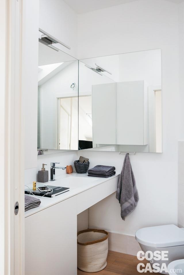 Bagno, mobile con lavabo integrato, specchiera angolare, applique, sanitari Bagno, mobile con lavabo integrato, specchiera angolare, applique, sanitari