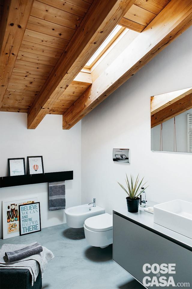soluzioni salvaspazio, bagno nel sottotetto, sanitari sospesi, lavabo da appoggio, lucernario, travi in legno soluzioni salvaspazio, bagno nel sottotetto, sanitari sospesi, lavabo da appoggio, lucernario, travi in legno