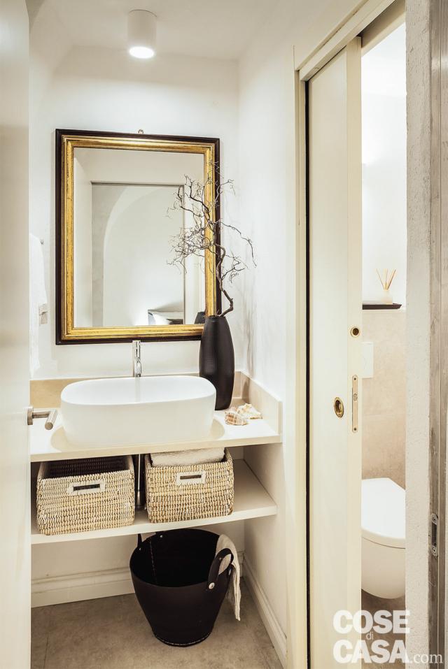 bagno, lavabo da appoggio, specchio vintage con cornice dorata, porta scorrevole a scomparsa, faretto bagno, lavabo da appoggio, specchio vintage con cornice dorata, porta scorrevole a scomparsa, faretto