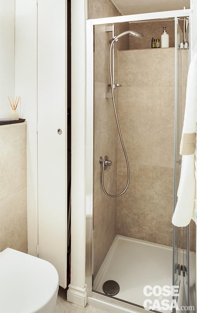 bagno, doccia in muratura, ripostiglio, rivestimento in gres beige bagno, doccia in muratura, ripostiglio, rivestimento in gres beige