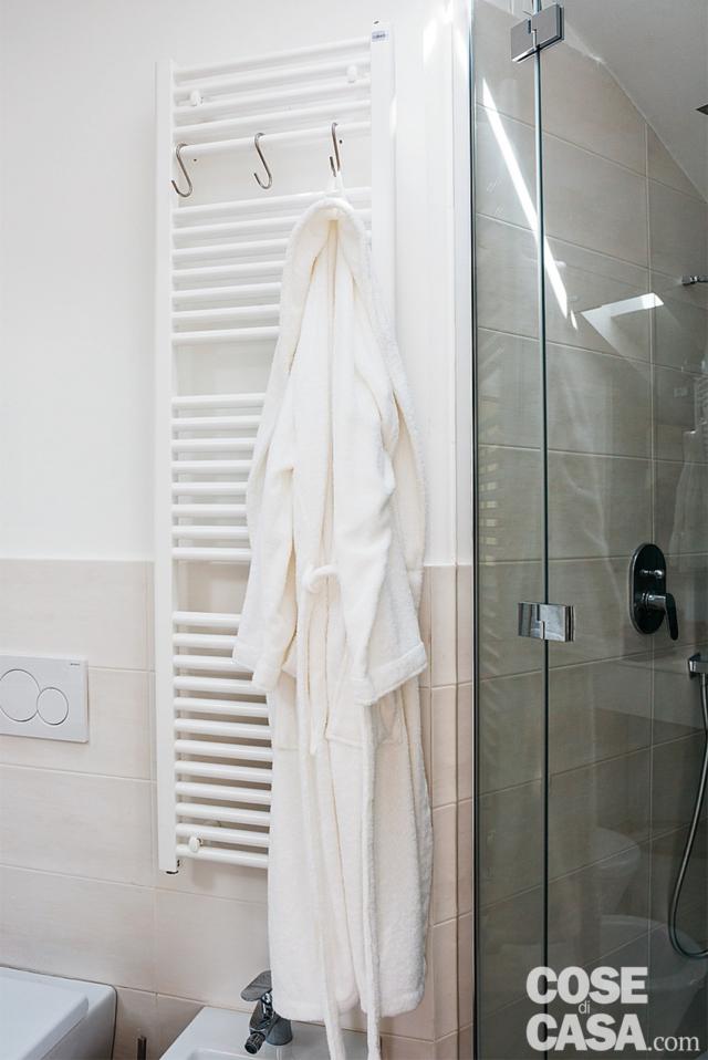 Bagno, scaldasalviette, sanitari, box doccia in muratura, anta vetrata Bagno, scaldasalviette, sanitari, box doccia in muratura, anta vetrata