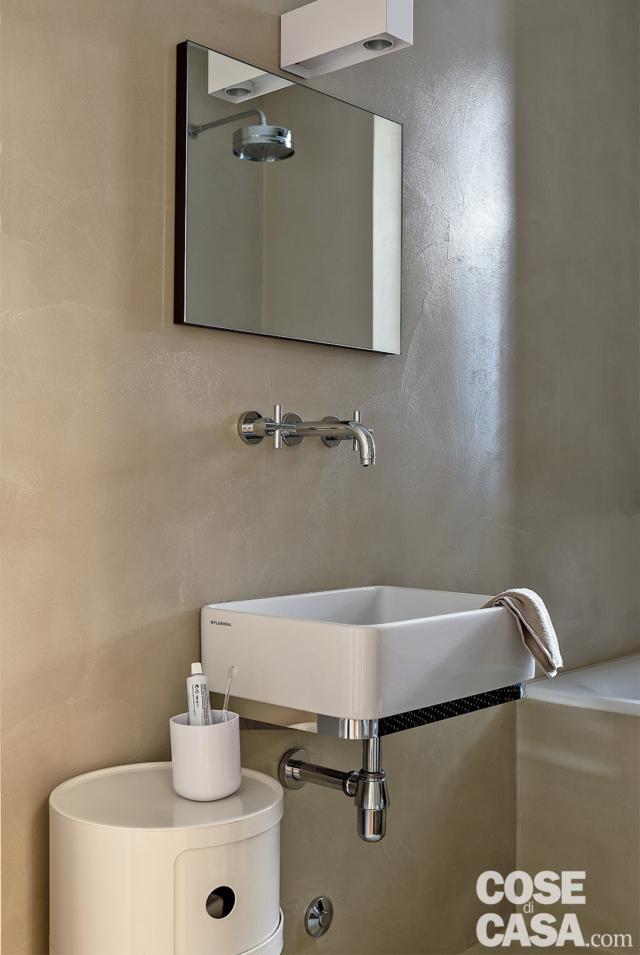 bagno, lavabo sospeso, specchio, mobile contenitore, parete rivestita in resina bagno, lavabo sospeso, specchio, mobile contenitore, parete rivestita in resina
