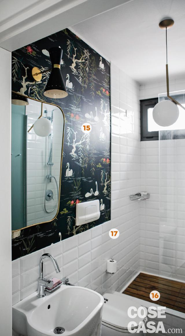 Bagno con carta da parati decorativa, piastrelle bianche diamantate, piatto doccia con pedana in legno, finestra nera, lavabo Bagno con carta da parati decorativa, piastrelle bianche diamantate, piatto doccia con pedana in legno, finestra nera, lavabo