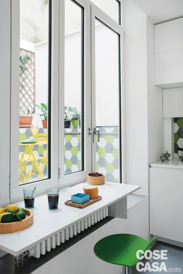 bilocale ristrutturato, cucina, piano snack con sedia verde, finestra con affaccio sul patio, serramenti in alluminio bilocale ristrutturato, cucina, piano snack con sedia verde, finestra con affaccio sul patio, serramenti in alluminio
