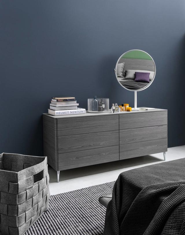 Boston di Calligaris è la cassettiera in legno impiallacciato in una raffinata tonalità di grigio: è dotata di sei cassetti senza maniglie con apertura a spinta push pull. I piedini design in alluminio creano un piacevole contrasto. Misura L 160 x P 51 x H 70,5 cm. Prezzo 1.822 euro. www.calligaris.com Boston di Calligaris è la cassettiera in legno impiallacciato in una raffinata tonalità di grigio: è dotata di sei cassetti senza maniglie con apertura a spinta push pull. I piedini design in alluminio creano un piacevole contrasto. Misura L 160 x P 51 x H 70,5 cm. Prezzo 1.822 euro. www.calligaris.com