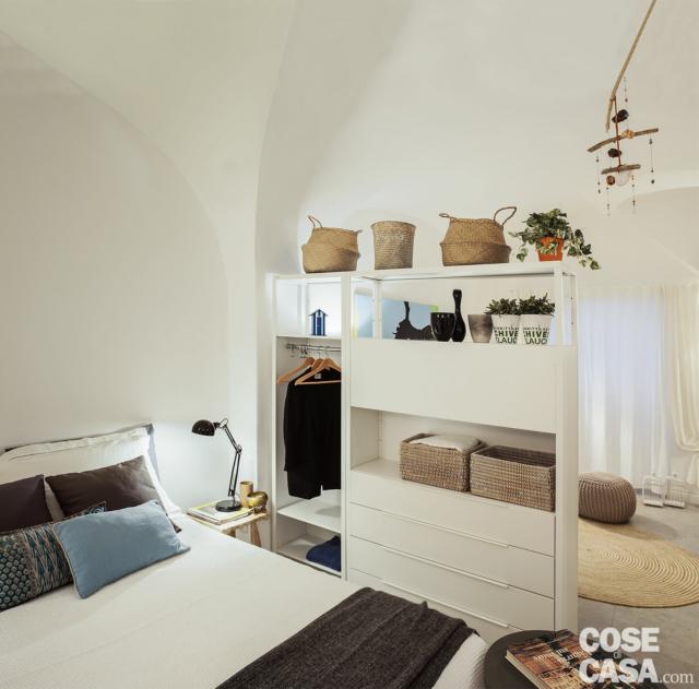 zona notte, letto matrimoniale, mobile divisorio con cassettiera e appenderia, lampadario zona notte, letto matrimoniale, mobile divisorio con cassettiera e appenderia, lampadario