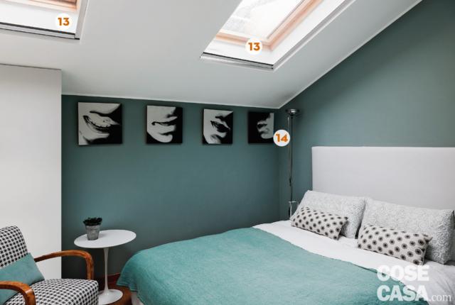 sottotetto, camera matrimoniale, pareti azzurre, lucernari, letto tessile, testiera imbottita, poltroncina di design sottotetto, camera matrimoniale, pareti azzurre, lucernari, letto tessile, testiera imbottita, poltroncina di design