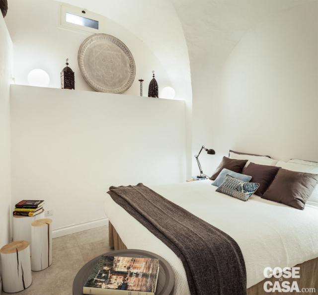 zona notte, letto matrimoniale, nicchia, volta, sgabelli fatti con i tronchi, comodino, lampada da tavolo zona notte, letto matrimoniale, nicchia, volta, sgabelli fatti con i tronchi, comodino, lampada da tavolo