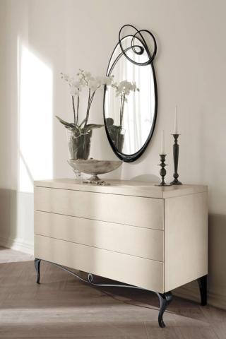 Ghirigori di Cantori è la cassettiera in legno a tre cassetti con guide ad estrazione totale e richiamo frenato. La superficie color madreperla crea un contrasto con i piedi e il telaio in ferro nero con una forma sinuosa. Misura L 124 x P 50 x H 78 cm. Prezzo a partire da 2.800 euro. www.cantori.it