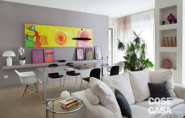(foto3) L’originalità di questo grande appartamento milanese, situato in un contesto residenziale anni Settanta, è quello di avere quattro logge vetrate, una ad ogni angolo della pianta a sviluppo regolare. Fonti luminose non indifferenti (per qualità e soprattutto quantità), capaci di dare un tocco di originalità all’architettura della casa, questi inusuali “pozzi di luce” orizzontali vanno enfatizzati con l’aiuto di una schermatura morbida e leggera, in contrasto con la simmetrica geometria della loro presenza. Ecco allora in aiuto delle classiche tende scorrevoli in tessuto semitrasparente dai colori neutri, doppiate per poter riuscire a controllare meglio l’irraggiamento. Questo tipo di tendaggio, dall’effetto voluminoso e ricco, pur senza eccedere in decoro, permette un gioco interessante di volumi: lasciando infatti chiusi i teli retrostanti e aprendo parzialmente quelli davanti più corposi si crea un movimento tessile che porta un tocco di discreta eleganza agli ambienti. (foto3) L’originalità di questo grande appartamento milanese, situato in un contesto residenziale anni Settanta, è quello di avere quattro logge vetrate, una ad ogni angolo della pianta a sviluppo regolare. Fonti luminose non indifferenti (per qualità e soprattutto quantità), capaci di dare un tocco di originalità all’architettura della casa, questi inusuali “pozzi di luce” orizzontali vanno enfatizzati con l’aiuto di una schermatura morbida e leggera, in contrasto con la simmetrica geometria della loro presenza. Ecco allora in aiuto delle classiche tende scorrevoli in tessuto semitrasparente dai colori neutri, doppiate per poter riuscire a controllare meglio l’irraggiamento. Questo tipo di tendaggio, dall’effetto voluminoso e ricco, pur senza eccedere in decoro, permette un gioco interessante di volumi: lasciando infatti chiusi i teli retrostanti e aprendo parzialmente quelli davanti più corposi si crea un movimento tessile che porta un tocco di discreta eleganza agli ambienti.
