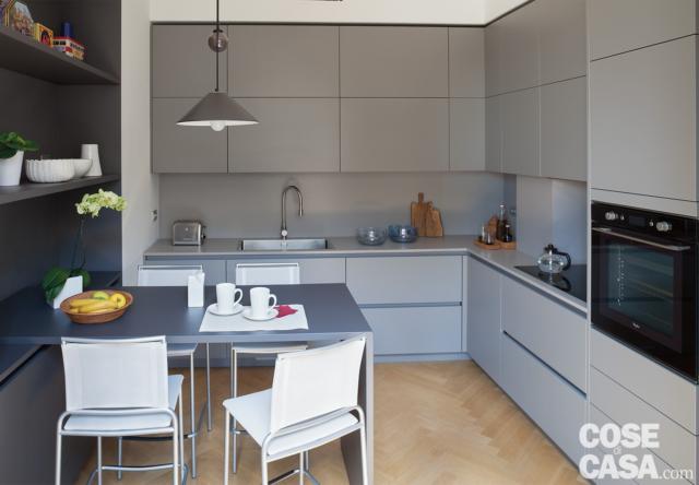 cucina, composizione su due lati in laccato grigio opaco, colonna forno, tavolo da pranzo quattro posti, lampada a sospensione cucina, composizione su due lati in laccato grigio opaco, colonna forno, tavolo da pranzo quattro posti, lampada a sospensione