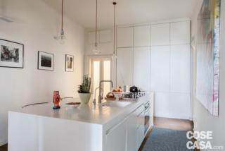 cucina, isola multifunzione, zona office, lampade a sospensione