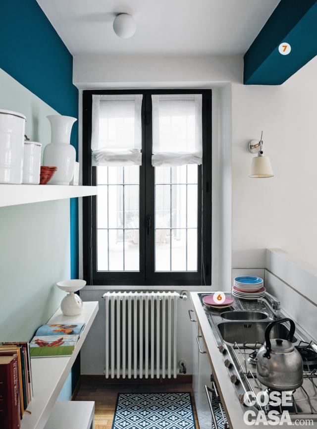 cucina, finestra, zona cottura e lavello, pareti colorate, radiatore nel sottofinestra cucina, finestra, zona cottura e lavello, pareti colorate, radiatore nel sottofinestra