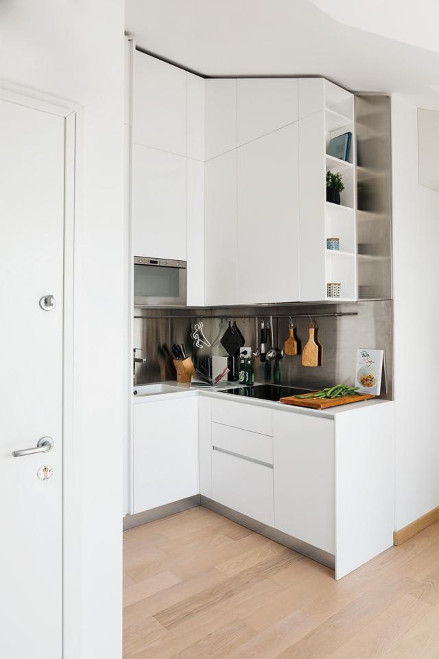 sottotetto ristruttura, cucina, mini composizione angolare in laccato bianco, zona cottura, lavello, pavimento in parquet sottotetto ristruttura, cucina, mini composizione angolare in laccato bianco, zona cottura, lavello, pavimento in parquet